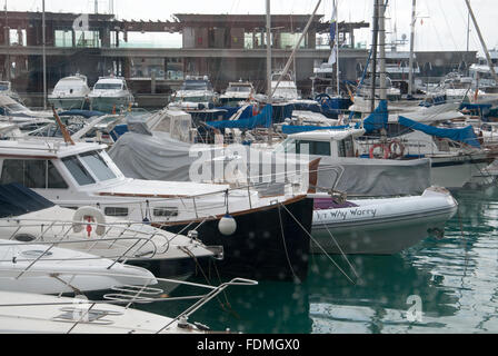 Warum sich Sorgen machen, kleines Boot verankert im Port Adriano Marina am 15. November 2011 in Port Adriano, Balearen, Spanien. Stockfoto