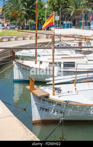 Ankern kleine Boote im Hafen an einem sonnigen Sommertag am 21. Juli 2013 in Porto Petro Balearen, Spanien. Stockfoto