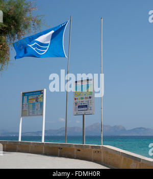 Strand mit blauer Flagge an einem sonnigen Sommertag am 12. Juli 2013 in Can Picafort, Mallorca, Stockfoto