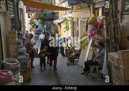 Iranischen Familie einkaufen in einer der Gassen von Tadschrisch Basar in Teheran, Iran Stockfoto