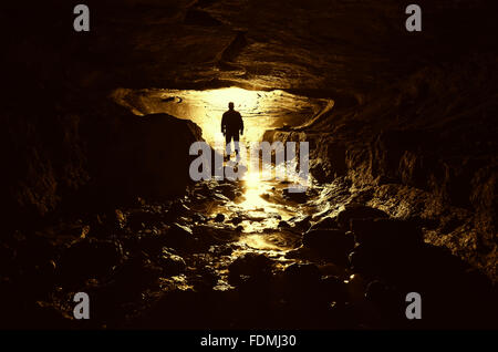 Silhouette des Menschen erforschen unterirdische Höhle Stockfoto