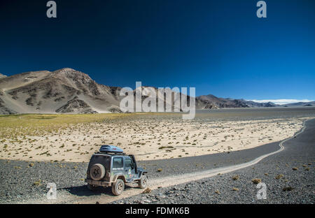 Jeep unterwegs National Highway 40 durch die Wüste in der Region Antofagasta De La Sierra Stockfoto