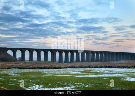Ribblehead-Viadukt bei Einbruch der Dunkelheit im Winter Ribblehead Yorkshire Dales England Stockfoto