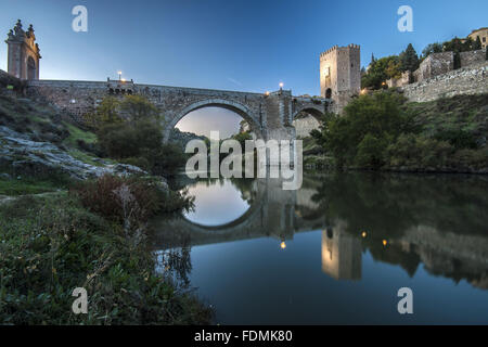 Puente de Alcántara auf den Fluss Tajo / Tejo - im zweiten Jahrhundert römische Brücke zwischen Wänden Stockfoto