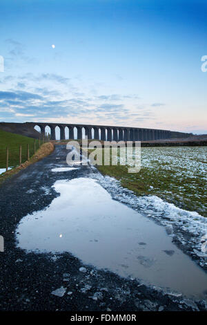 Ribblehead-Viadukt bei Einbruch der Dunkelheit im Winter Ribblehead Yorkshire Dales England Stockfoto