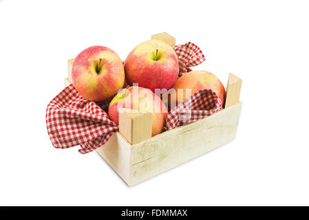 frisches Pink Lady Äpfel auf Holzkiste auf weiß Stockfoto