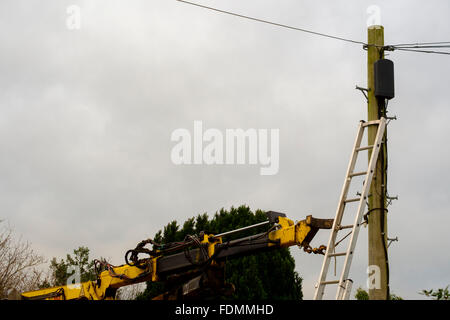 British Telecom Ingenieur einen Telegrafenmast in Salisbury an einem kalten winterlichen Tag ersetzen Stockfoto