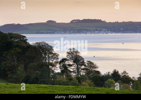 Die Carrick Roads von Trelissick Garden, Cornwall gesehen. Stockfoto