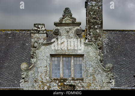 Detail von einem holländischen Stil Giebel an der Ostfassade am Trerice, Cornwall. Diese Fassade des Herrenhauses ist datiert 1570. Stockfoto