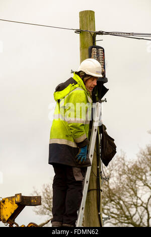 British Telecom Ingenieur einen Telegrafenmast in Salisbury an einem kalten winterlichen Tag ersetzen Stockfoto