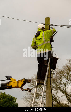 British Telecom Ingenieur einen Telegrafenmast in Salisbury an einem kalten winterlichen Tag ersetzen Stockfoto