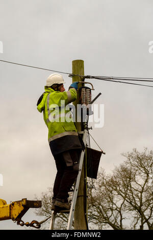 British Telecom Ingenieur einen Telegrafenmast in Salisbury an einem kalten winterlichen Tag ersetzen Stockfoto