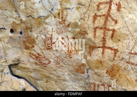 Felsmalereien der wild und geometrischen Tradition - archäologische Seite Mao sechs Finger Stockfoto