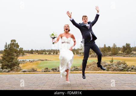 Zentral-Oregon Hochzeit Tag Porträt der Braut und des Bräutigams im Freien im Winter. Stockfoto
