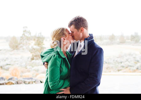 Winter-Porträt einer Braut und Bräutigam im Schnee am Tag ihrer Hochzeit in Zentral-Oregon. Stockfoto