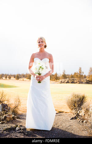 Porträt der Braut während der Braut Sitzung bei einer Hochzeit in Zentral-Oregon. Stockfoto
