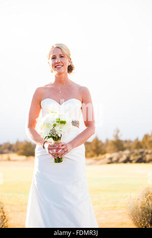 Porträt der Braut während der Braut Sitzung bei einer Hochzeit in Zentral-Oregon. Stockfoto
