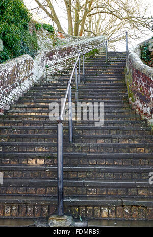 Eine steile Treppe Steintreppe führt zur Kirche und Stadtzentrum am Beccles, Suffolk, England, Vereinigtes Königreich. Stockfoto