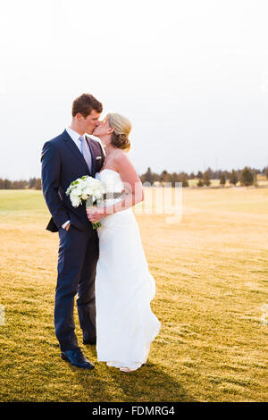 Zentral-Oregon Hochzeit Tag Porträt der Braut und des Bräutigams im Freien im Winter. Stockfoto