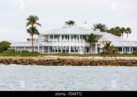 Luxus-Villa im Südwesten von Florida direkt am Meer Garten mit Palmen, tropischen Pflanzen und Blumen, Gras und Pinien. Fort Mye Stockfoto