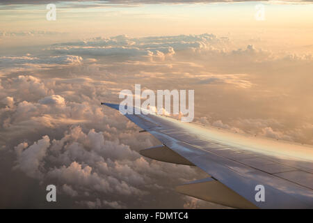 Ansicht des bewölkten Himmel und Flugzeug Flügel bei Sonnenaufgang. Stockfoto