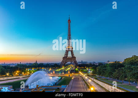 Eiffelturm bei Sonnenaufgang vom Esplanade du Trocadéro in Paris gesehen. Stockfoto