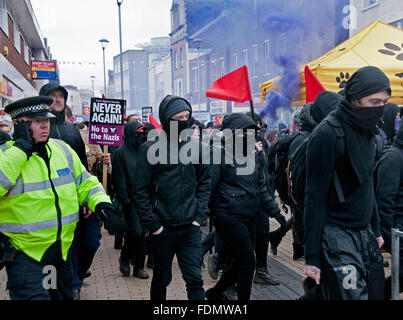 Unite gegen Faschismus UAF der Bekämpfung der weit rechts-Gruppen bei Anti-Einwanderungs-Anti-Flüchtling-Rallye organisiert durch die Nationale Front Stockfoto