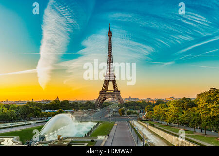 Eiffelturm bei Sonnenaufgang vom Esplanade du Trocadéro in Paris gesehen. Stockfoto