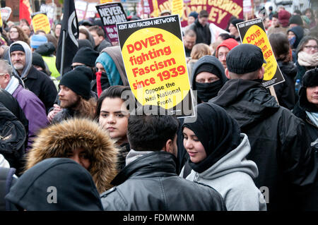 Unite gegen Faschismus UAF der Bekämpfung der weit rechts-Gruppen bei Anti-Einwanderungs-Anti-Flüchtling-Rallye organisiert durch die Nationale Front Stockfoto