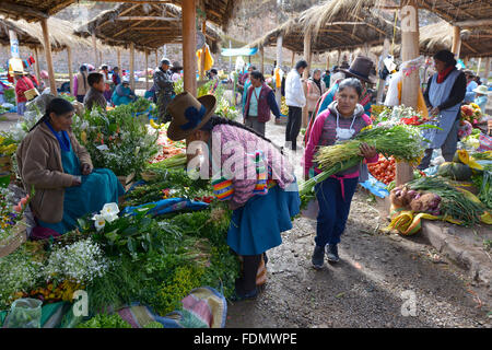 Chinchero, Peru - 20. September 2015: Unbekannte Frauen mit den traditionellen Kleidern in Chinchero Markt, Peru. Stockfoto