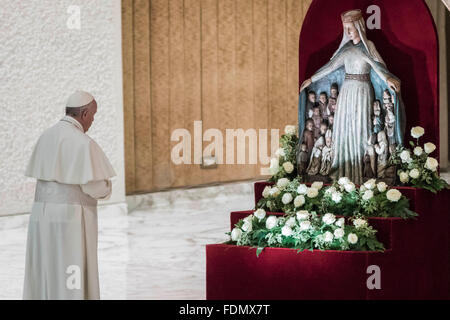 Vatikanstadt, Vatikan. 1. Februar 2016. Francis Papst betet vor einer Statue der Jungfrau Maria, wie er kommt, um ein Publikum mit religiösen, Nonnen und Priester, für den Abschluss des Jahres des geweihten Lebens in der Aula Paul VI im Vatikan zu führen. Bildnachweis: Giuseppe Ciccia/Pacific Press/Alamy Live-Nachrichten Stockfoto