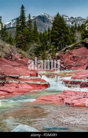 Red Rock Creek mit Vimy Peak im Hintergrund in Waterton Lakes Nationalpark, Alberta, Kanada Stockfoto