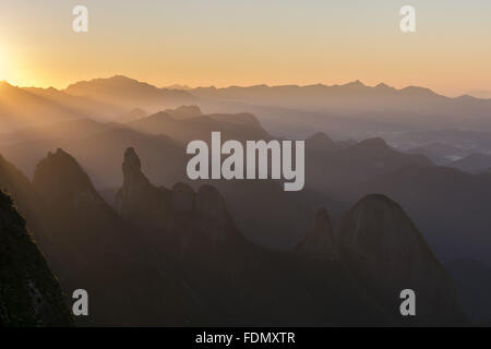 Raios de Sol Sobre Montanhas kein Parque Nacional da Serra Dos Órgãos com Dedo de Deus À Direita Stockfoto