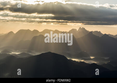 Raios de Sol Sobre als Montanhas Parque Estadual Dos Três Picos Stockfoto