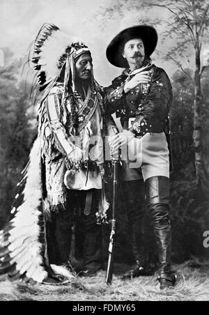 Buffalo Bill Wild West Show. Sitting Bull, ein Hunkpapa Lakota heiliger Mann und ein Führer, weitgehend verantwortlich für die Niederlage von General Custer am Little Bighorn mit der Showman, Buffalo Bill Cody. Foto c.1885 Stockfoto