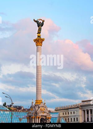 Statue des Berehynia an der Oberseite Unabhängigkeits-Denkmal auf dem Maidan Nezalezhnosti in Kiew, Ukraine Stockfoto