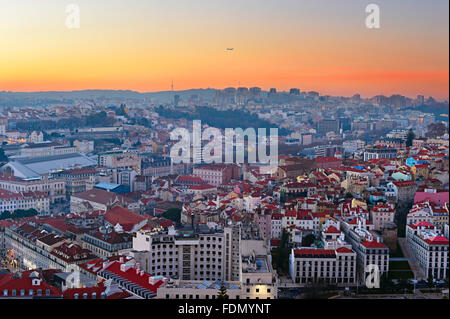 Flugzeug fliegen über die Lissabon bei Sonnenuntergang. Portugal Stockfoto