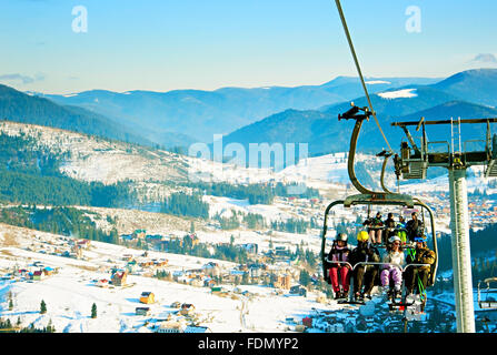 Ein Skilift in Bukovel Skifahrer. Bukovel ist das beliebteste Skigebiet in der Ukraine. Stockfoto