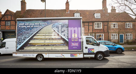 Ein UKIP Anti-HS2 Poster, mit einer Spur von Goldbarren, gemacht wird durch Wendover getrieben. Stockfoto