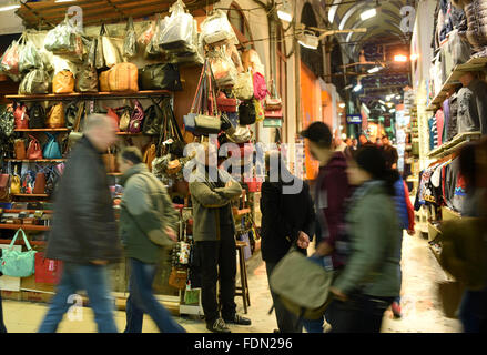 (160201)--ISTANBUL, 1. Februar, 2016(Xinhua)--zwei Männer reden auf der Innenseite Straße auf dem großen Basar in Istanbul, Türkei, am 1. Februar 2016. Istanbuler Grand Bazaar, einer der ältesten und größten überdachten Märkte der Welt und eine Hauptattraktion für diese Metropole ist es, umfangreiche Restaurierung bereits im April, kündigte am Montag an die Behörden. Das Projekt wird voraussichtlich mindestens zehn Jahre dauern und mehr als 40 Millionen US-Dollar Kosten. (Xinhua / He Canling) Stockfoto