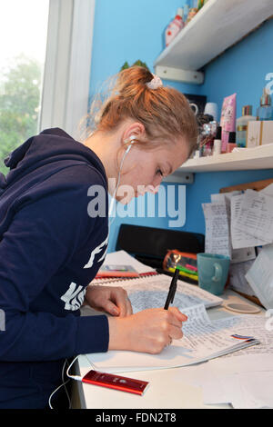 Teenager-Mädchen-Studien für A'levels in ihrem Schlafzimmer Modell veröffentlicht Stockfoto