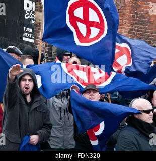 Rechtsextremen Gruppen, die Teilnahme an einer Anti-Einwanderungs-Anti-Flüchtling organisierte Rallye durch die Nationale Front in Dover Kent Jan 30. 2 Stockfoto