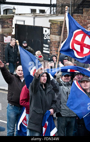Rechtsextremen Gruppen, die Teilnahme an einer Anti-Einwanderungs-Anti-Flüchtling organisierte Rallye durch die Nationale Front in Dover Kent Jan 30. 2 Stockfoto