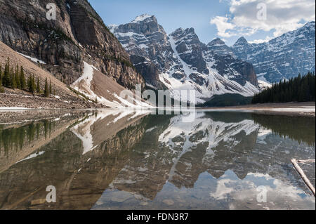 Tal der zehn Gipfel Gletscher Panorama mit Reflexionen im Moraine Lake im Banff Nationalpark, Alberta, Kanada Stockfoto