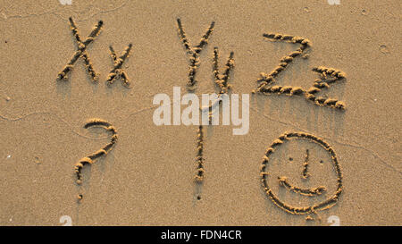 Buchstaben des Alphabets geschrieben am Sandstrand (von X-Z) Stockfoto