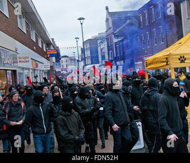 Unite gegen Faschismus UAF der Bekämpfung der weit rechts-Gruppen bei Anti-Einwanderungs-Anti-Flüchtling-Rallye organisiert durch die Nationale Front Stockfoto