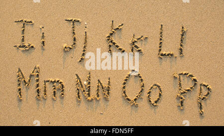 Buchstaben des Alphabets geschrieben am Sandstrand (von i bis P) Stockfoto