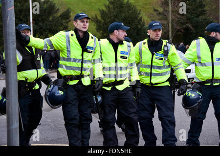 Rechtsextremen Gruppen, die Teilnahme an einer Anti-Einwanderungs-Anti-Flüchtling organisierte Rallye durch die Nationale Front in Dover Kent Jan 30. 2 Stockfoto