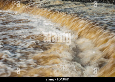 Wehr auf dem Fluss Wenning bei Hornby in Lancashire Stockfoto