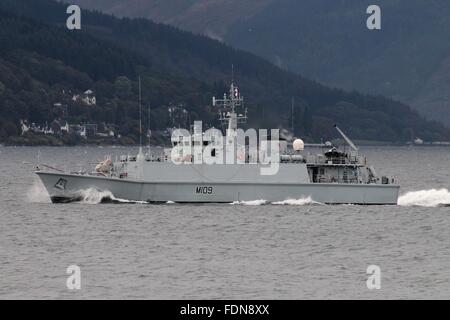 Die Royal Navy HMS Bangor (M109) übernimmt die Führung, als die Grube Gegenmaßnahmen Gefäße für Übung Joint Warrior 14-2 abreisen. Stockfoto